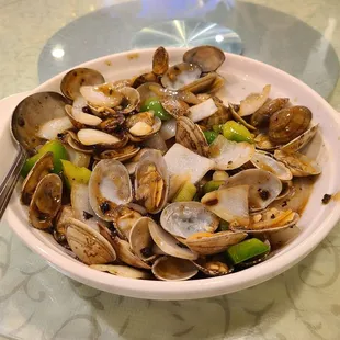 Saute clams with black bean sauce