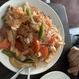 L8. Beef with Tomato Chow Fun