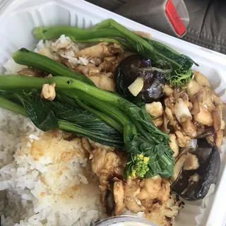 118. Black Mushroom and Chicken Rice in Clay Pot