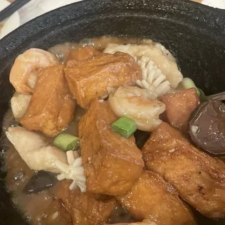 84. Seafood with Tofu in Clay Pot