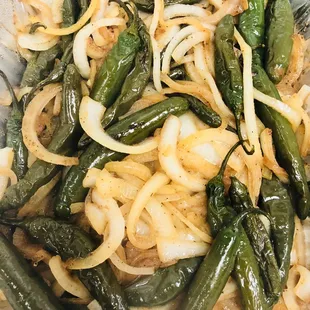 Grilled chili&apos;s with onions