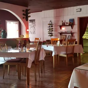 Spacious arrangement of tables.