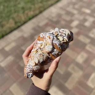 ig: @whatsviveating  |  almond croissant