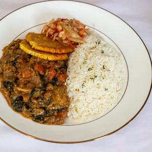 Legumes with white rice, fried plantains and pikliz