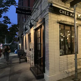 the outside of a restaurant