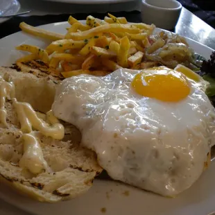 Basic Burger (medium) with Frites - add Fried Egg and Brie
