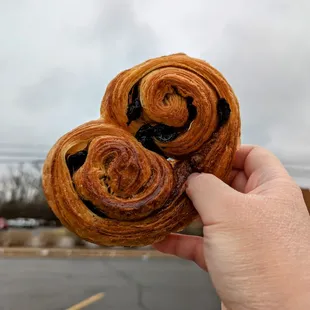 Seems like I always get the pain aux raisins (palmiers) - for good reasons: flaky layers that shatter, gigantic and plentiful raisins.