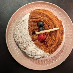 This flaky Medaillon aux Fruits was filled with raspberry jam.