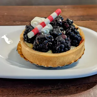 Sweet blackberry tart with pastry cream.