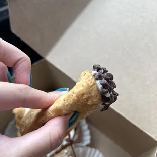 Can squeeze the cannoli all the way without making it crack