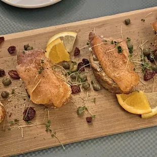 A perfect light appetizer to share: Salmon toast!