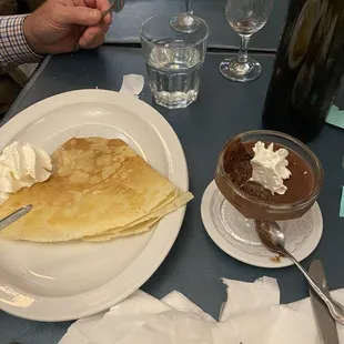 Crepes and mousse - light and perfect end
