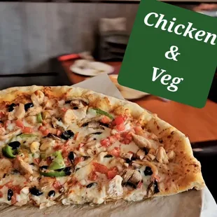 a chicken and veggie pizza