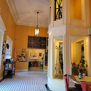 Playing Edith Piaf... perfect ambiance