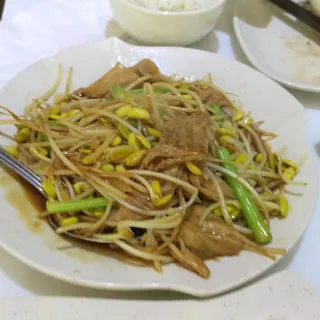 Bean Sprout Celery with Pork Intestine