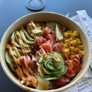 Honolulu Hawaiian - Ahi tuna, Salomon, corn, edamame, advocado, seaweed salad, pineapple, grape tomatoes on rice