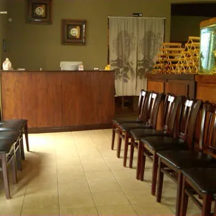 Entrance &amp; waiting area with large aquarium on the right.