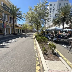 Restaurants open for business on the right, Chiang closed on the left.