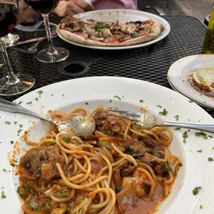 Vegetable pasta, chianti, and prosciutto and mushroom pizza.