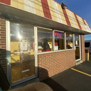 ows the outside of a restaurant