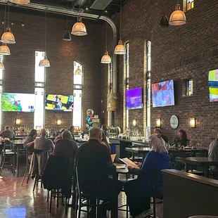 primary bar / dining room