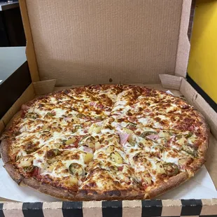Spicy Hawaiian X Pepperoni Pizza.