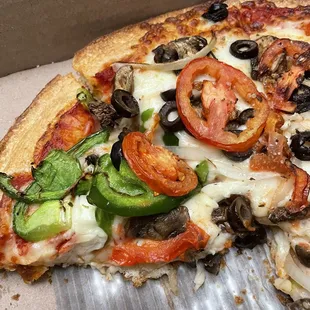 Super Veggie Pizza has SUCH DELICIOUS PAN CRUST