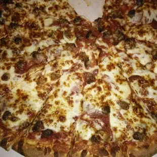 I ordered a all meat combination pizza , sure looks like a cheese pizza and i paid 25.00 papa Murphys is way better