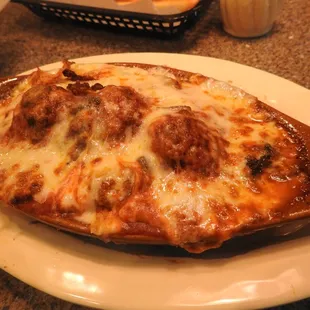 Baked spaghetti with meatballs and mushrooms