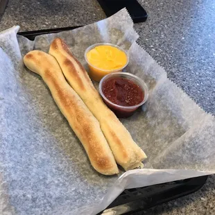 Small breadsticks comes with 3 total