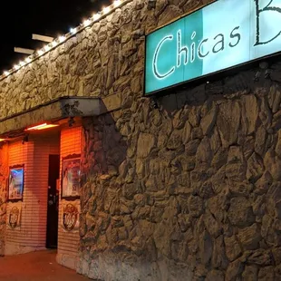 the entrance to chicas bonito