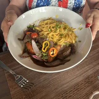 Fettuccine a La Huancaina Con Lomo Saltado