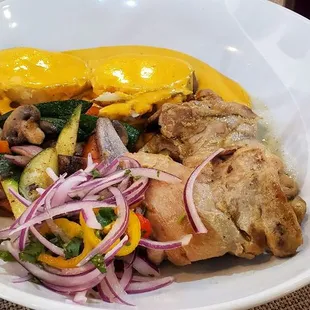 Chicken with potatos guincaica and vegetales