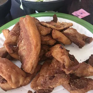 1 lb de chicharrón con tortillas y salsa.