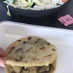 Gordita de chicharrón verde