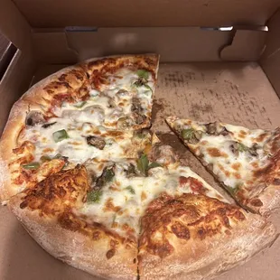 Pizza with spicy sauce, sausage, mushrooms and green peppers