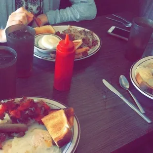 ows two people eating at a table