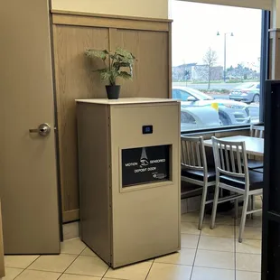 Motion sensor trash can