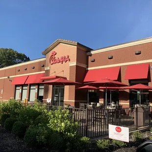 ows the outside of a restaurant