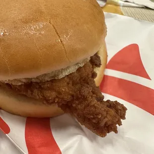 ows a chicken sandwich on a bun