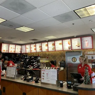 ows customers at a fast food restaurant