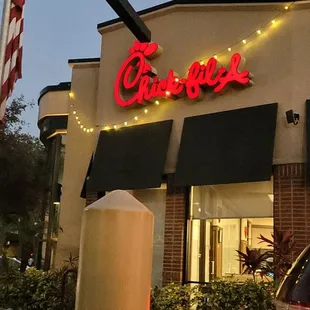 ows the exterior of a chick - fil&apos;s restaurant