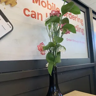 ows a vase of flowers on a table