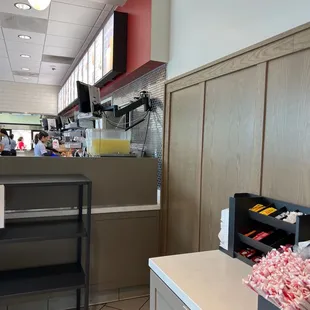 ows the inside of a fast food restaurant