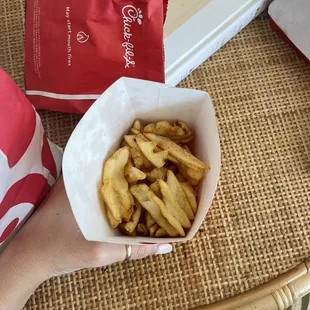 ows a basket of french fries