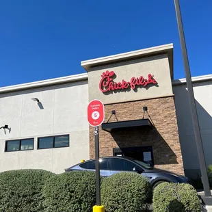 ows a car parked in front of a restaurant