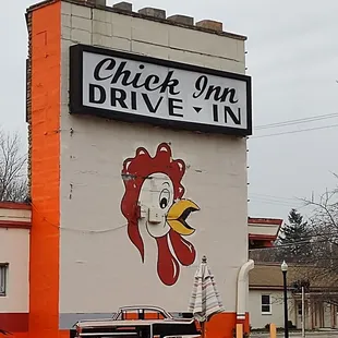 a chicken painted on the side of a building
