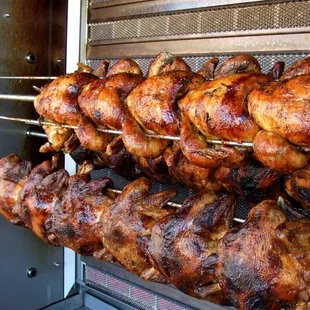 ows a rack of chicken on a grill