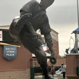 Warren Spahn statue