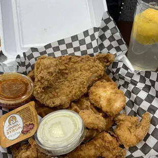 Chicken, shrimp, fish and waffles. Sauces: ranch and mango habanero.